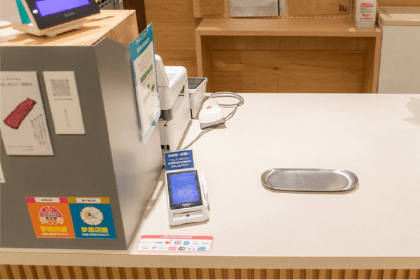 決済端末を通じて全テナントで施設からの告知を表示01